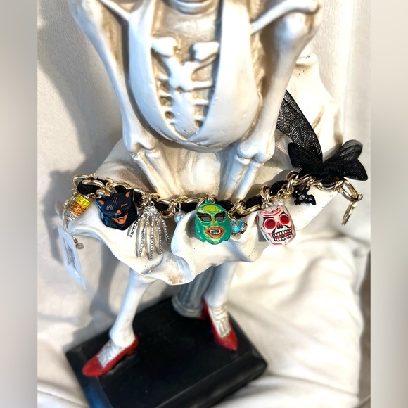☠️🦇Betsey Johnson Halloween Charm Bracelet  with Glow in the Dark Charm🦇☠️NWT - Picture 1 of 12